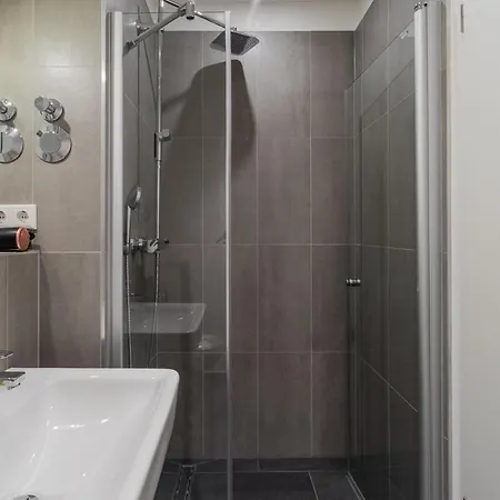 Nena Hermannplatz 3* ברלין